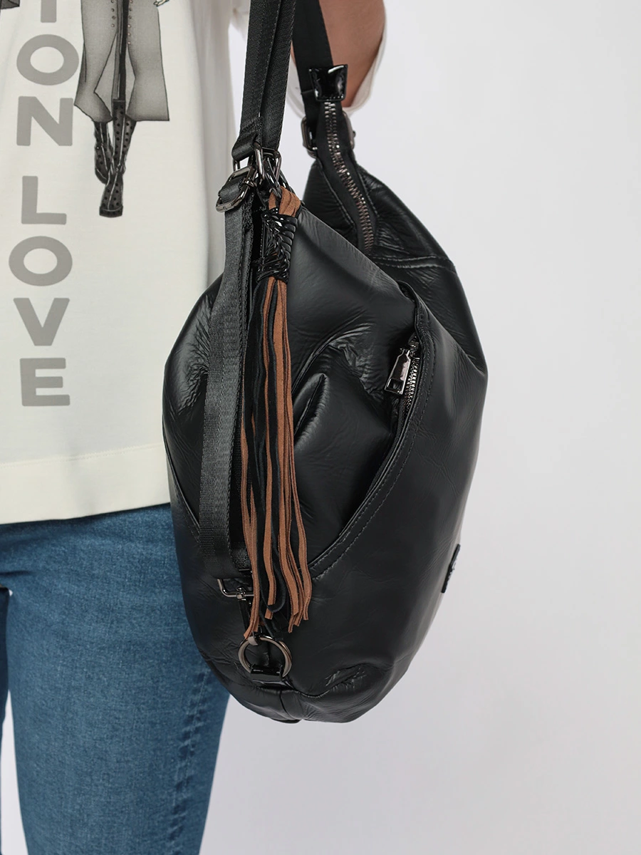 Сумка-рюкзак черного цвета с кисточкой